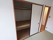 和室には押し入れもございます。