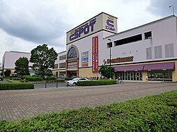 [周辺] エスポット新横浜店まで500m、北新横浜駅前にあるディスカウントショップ。生鮮食品からブランド物まで幅広い商品を取り扱っています。
