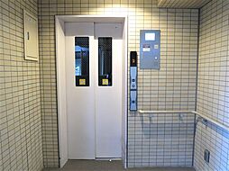 [その他] エレベーター。1階部分にはエレベーター内の様子が確認できるモニターが付いております。