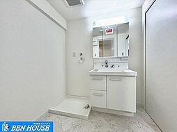 [洗面] デザイン性が高く、白を基調とした清潔感あふれるシンプルな洗面室となっております。視覚的に広がりを感じられるので、スッキリとした印象になります。生活感をあまり出したくない方にもおすすめです。