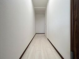 [内装] 清潔感漂う廊下。各お部屋をつなぐ主要空間として美しく存在しています。