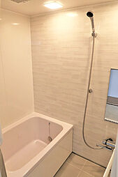 リフォーム済みの白を基調とした清潔感のある浴室