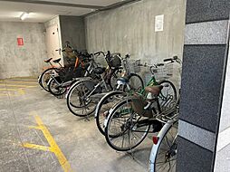 マンションによっては、駐輪場も2段ラック式を採用しているところもあります。2段ラック式の場合、自転車を置くスペースは確保できますが、上の段になると出し入れが面倒になるため自分に合った物を選びましょう。