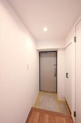 [玄関] 人感センサー付き照明のある玄関ホールです