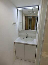 [洗面] 人気の三面鏡タイプの洗面台です。鏡の裏にも棚があり収納豊富です。