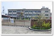 和歌山市立楠見小学校まで615m