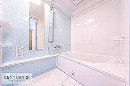 [風呂] 落ち着いた雰囲気のバスルームです。シャンプーなどをおける小物置き付きで床が汚れにくく、嬉しいですね。一日の疲れを癒す大切な空間です。