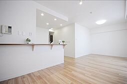[居間] アウトフレーム工法で広々と開放感のあるリビング。家具の配置もしやすいのが魅力的です。