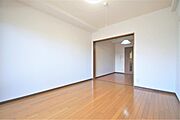 洋室７．２帖・４．６帖、照明器具は備え付けです。