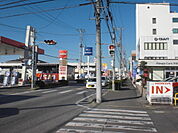 駐車場出入口から北西に約０．１ｋｍの通りは、ファミレス、レストラン、書店が並ぶ商店通りです。