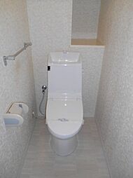 [トイレ] ちょっとしたものが置けるカウンター付きのトイレです