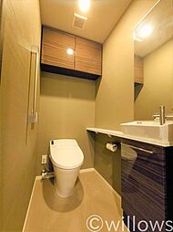 [トイレ] 白を基調とした清潔感の高いお手洗い。上部の吊戸棚はトイレ用品の収納が可能。とても快適にご利用いただけます。