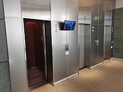 [設備] エレベーターは全６基で低層階と中層階で分かれています。どの階も利用可能なエレベーターが4基あり速度も早いので朝の時間でも快適ですよ。