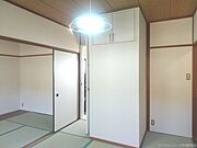 白い壁はキッチン側からの収納です。上部収納有