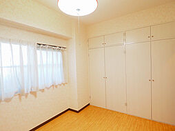 [寝室] ■5.4畳の洋室。収納スペース豊富です！