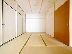 [内装] 心が落ち着く和室をご用意しました。床が柔らかいので小さいお子様のプレイルームや、ご両親が泊まりに来た時の客間としてなど、様々な用途で使える万能なお部屋です。