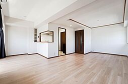 [居間] シンプルなL字の広い空間。どんな風に家具を配置するか想像が膨らみますね。（2022年4月）撮影