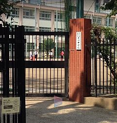 [周辺] 豊島区立千川中学校 徒歩10分。 750m