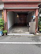 車庫と奥が玄関
