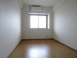 [内装] 洋室6.8帖　夫婦の主寝室にも最適な広さのお部屋です