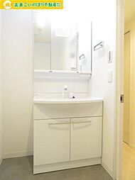 [洗面] 毎朝の身支度を整えるのに便利な三面鏡洗面台。メイクやヘアセット時に左右のバランスを同時に確認できるので大変便利♪鏡を開けば収納スペースになっているのでスッキリとお使いいただけます♪