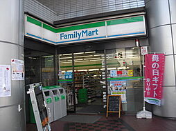 [周辺] ファミリーマート 中野本町六丁目店（135m）