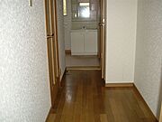 玄関からのアプローチ