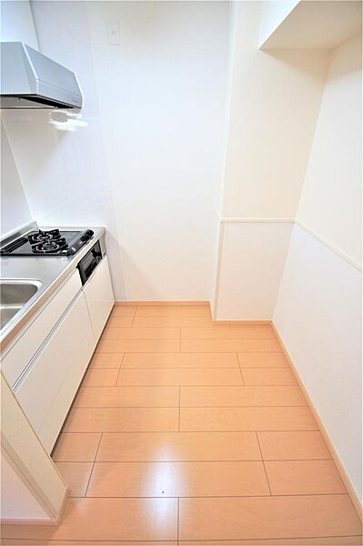 画像12:キッチン周りは広く快適にご利用いただけます。