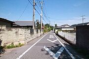 南側接面道路は広く大型のお車でも楽々です♪