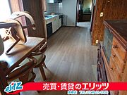 ダイニングキッチンに新しいフローリングが張られました。