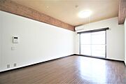 洋室１０帖、照明器具は備え付けです
