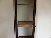ポール付きの収納があります。