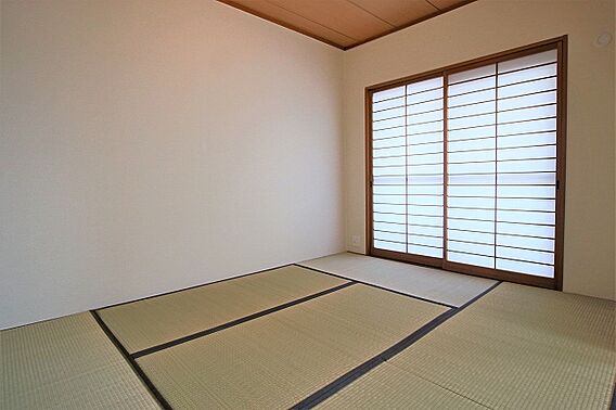 畳は表替え済み...