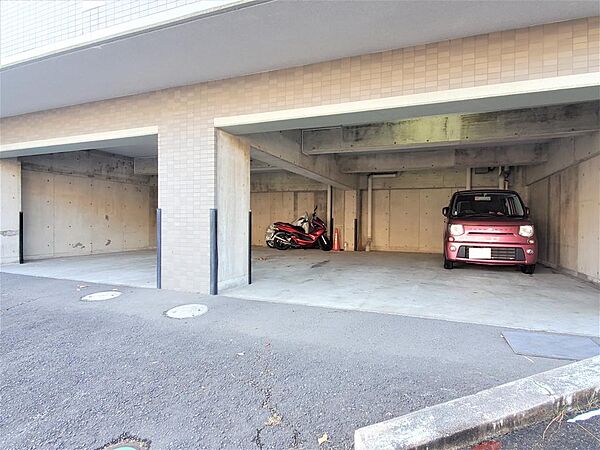 画像28:敷地内平置き駐車場、空き状況要確認。