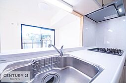 [キッチン] ワイドなシンクですね！水が跳ねにくく洗物がしやすい家事が楽々仕様のシステムキッチンです！デザイン性と機能性を兼ねたキッチンで清潔感がありますね！