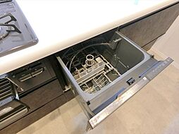 [キッチン] 忙しい家事をサポートする食洗機付きです。簡単操作設定でき、ご家族団らんの時間が増えますね。