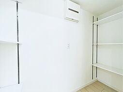 [収納] キッチン奥にあるパントリーは、日常的に使うものを収納できるスペースです。
