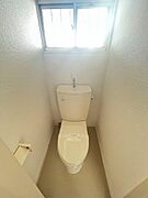 トイレも明るく、換気をし易い窓付きです♪