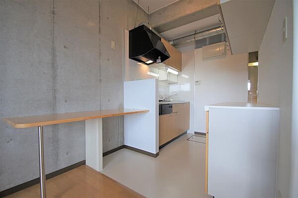 画像12:キッチンは二口ガスコンロ完備のシステムキッチン。