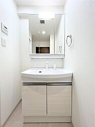 [洗面] 洗面化粧台の鏡は三面鏡ですので、身だしなみチェックに便利ですね。