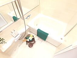 [風呂] 大きな鏡付きの浴室です。