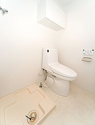 [トイレ] 暖房便座つきシャワートイレ。上部に収納あり。