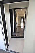 玄関から見たお部屋、ダウンライトで足元が明るくなっております。