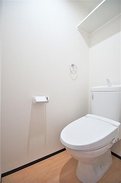 画像15:トイレは温水洗浄機能付きです。便利な小棚もあります。