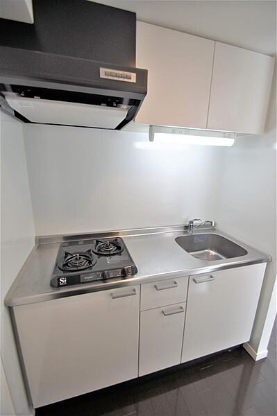 画像10:清潔感のあるキレイなシステムキッチン。経済的な都市ガスで光熱費を抑えられます。
