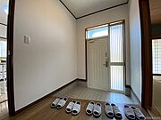 ドアに採光もあり明るい玄関