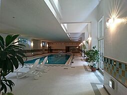 [その他] 共用施設のご紹介です。こちらは通年利用可能な屋内プールです。高級スポーツジムの様な雰囲気が漂います。