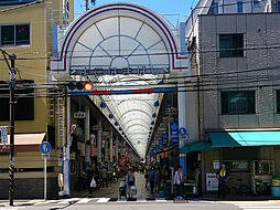 [周辺] 横浜橋商店街まで1496m、活気のあるアーケード商店街です。酉の市の時期や年末には大変な賑わいを見せます。