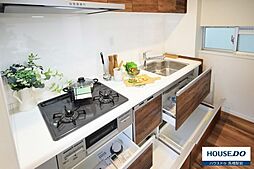 [キッチン] キッチン収納は、スライド式で奥のスペースまで有効に活用できます。奥まで上から見渡せるので、たまにしか使わない調理器具もサッと取り出せて便利です。