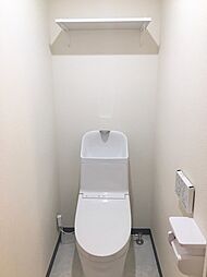 [トイレ] 便利な棚付きの温水洗浄便座付きトイレ